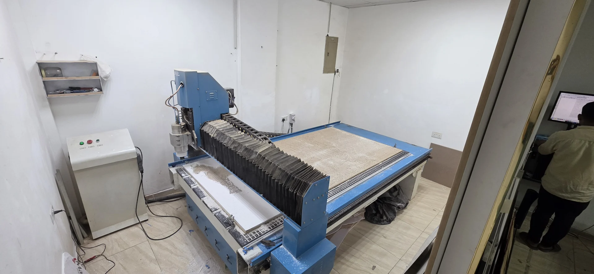 القص والتشكيل CNC